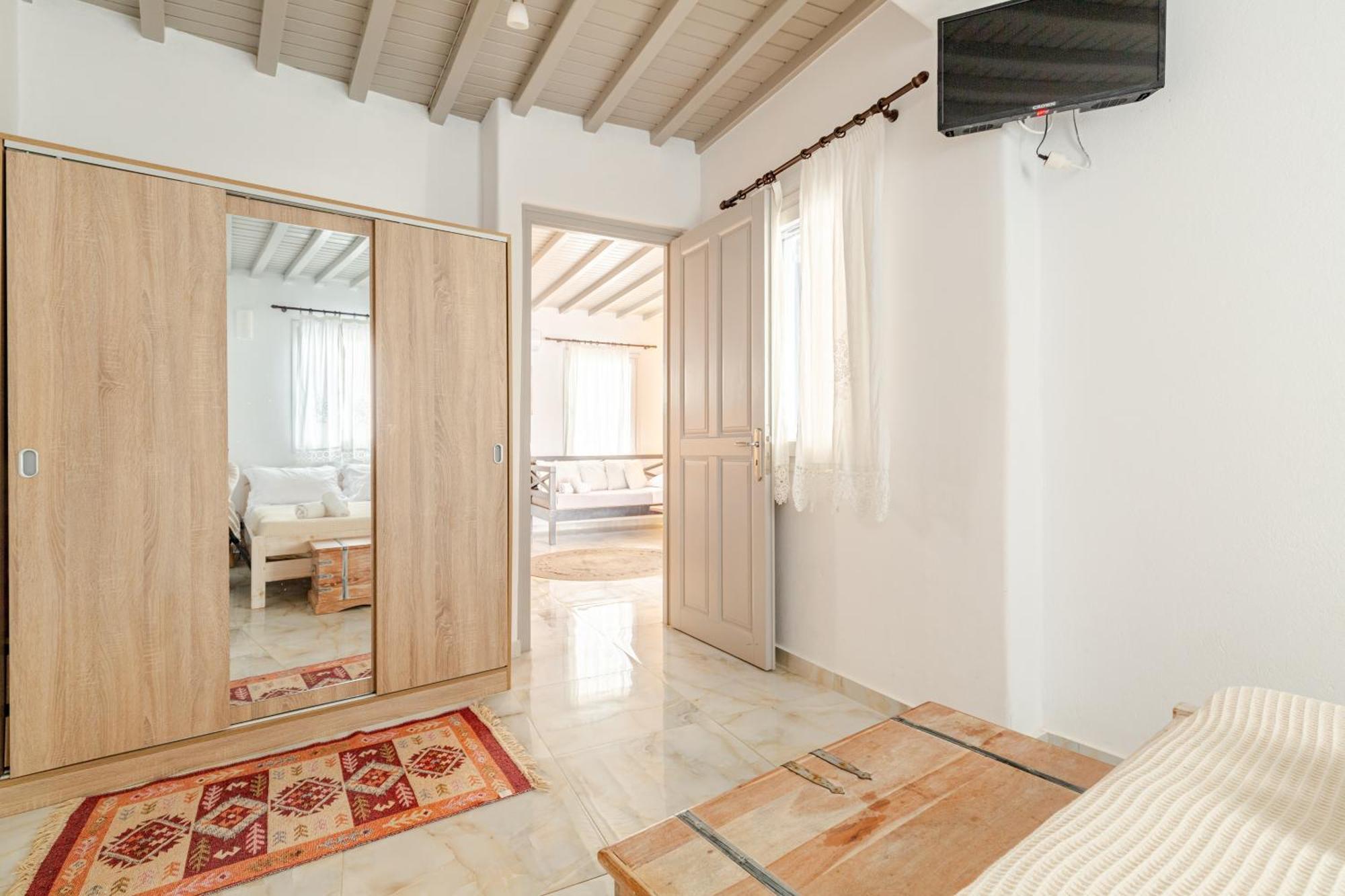 Elenitas Beach House In Ornos Exterior photo